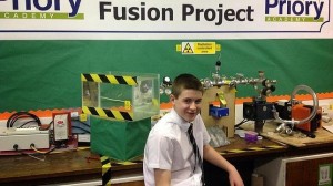  jami'es fusion project / Jamie Edwards, con su reactor de fusión nuclear 