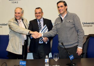 Manuel Arruebo (derecha) acompañado de Luis Miguel García Vinuesa, vicerrector de Política Científica (centro) y Ricardo Ibarra, director del Instituto de Nanociencia de Aragón. / UniZar