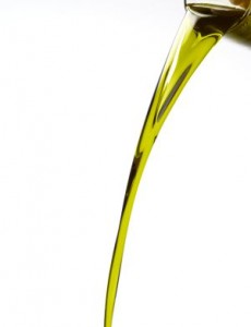 Chorro de aceite de oliva cayendo hacia abajo. / Getty