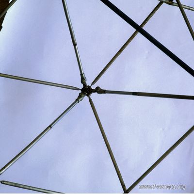 DETALLE DE MÓDULO DE CÚPULA RETICULAR DESPLEGABLE PARA GRANDES LUCES 